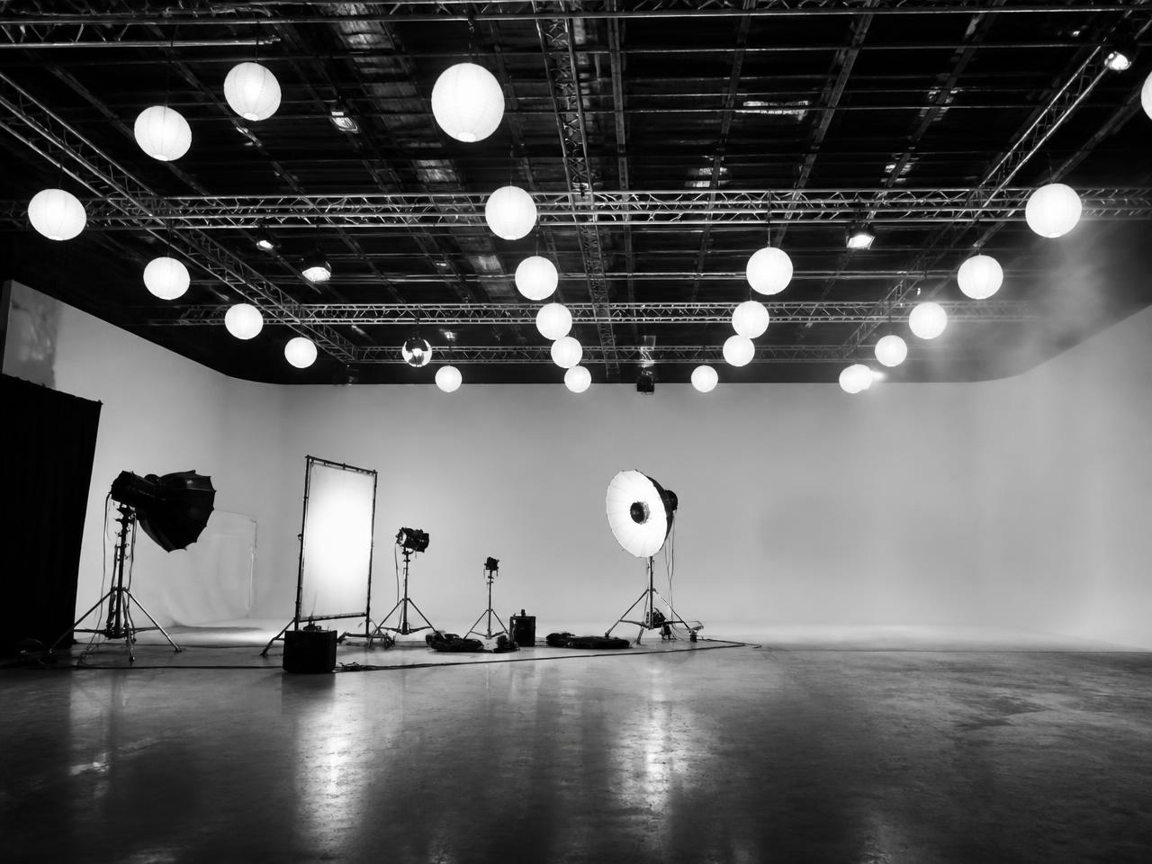 Equipe de filmagem com câmera de cinema em set profissional